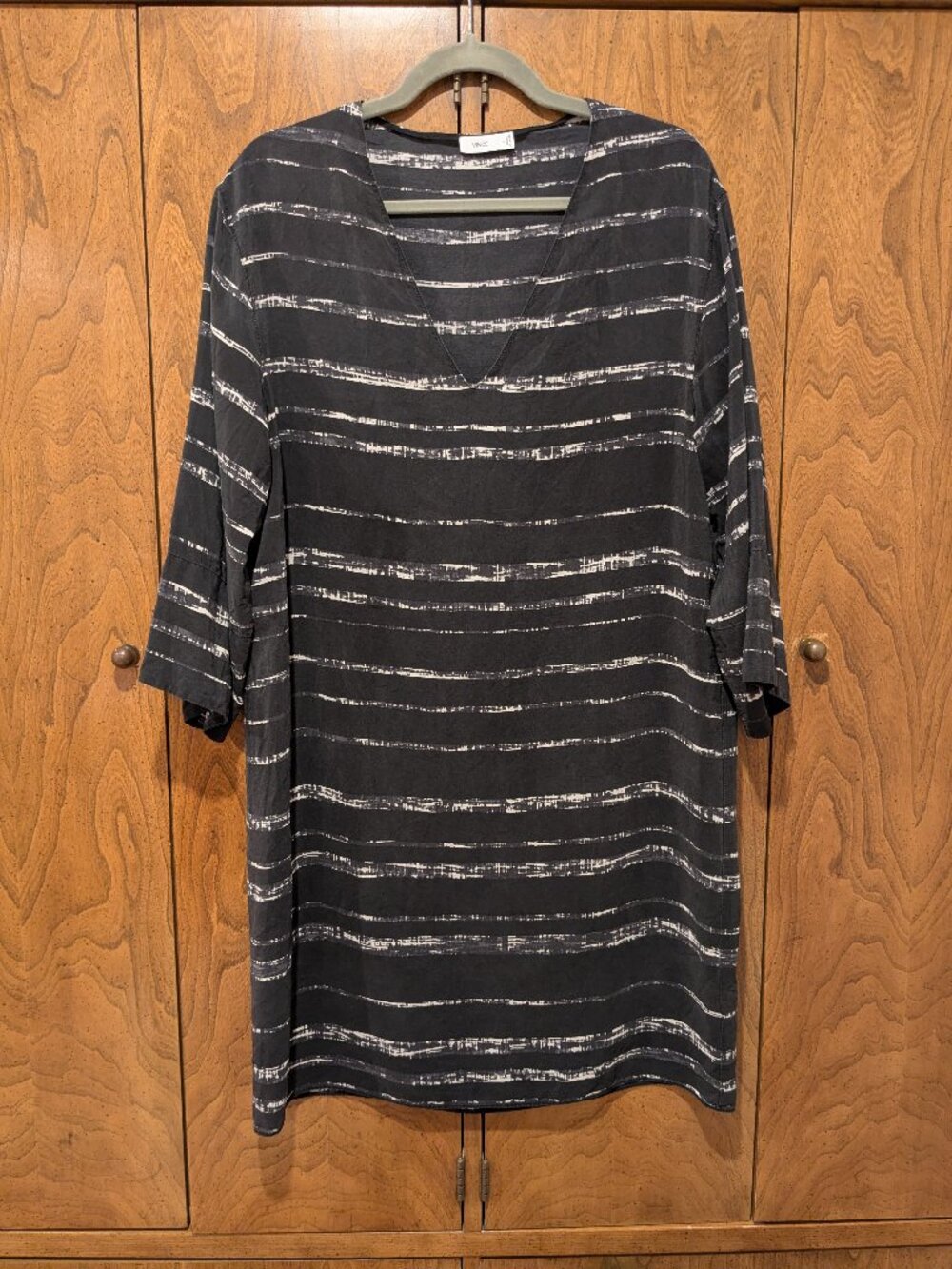 Vince 100% Silk Stripe Brushed Print Black Dress Large 1/2 Sleeve Shift V-Neck